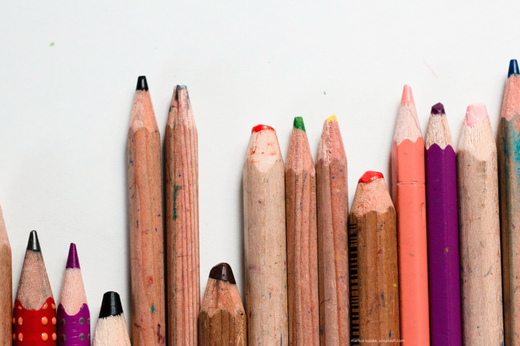 These are pencils used for hard work. That is, they are worn down, have bite marks, and paint stains, to convey the message that our company conveys important knowledge for students.